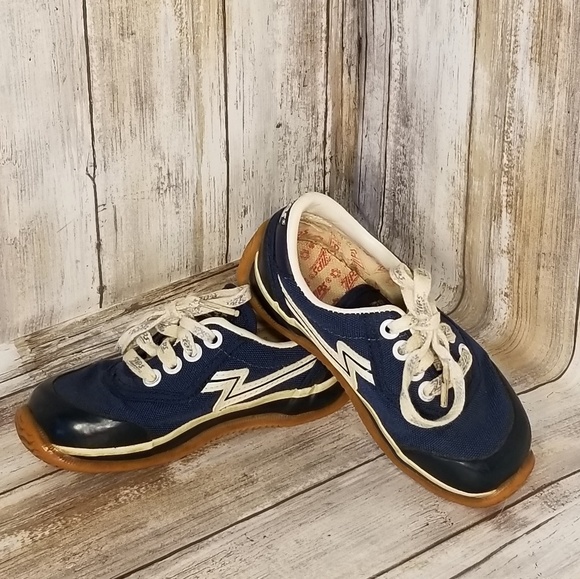 zips tennis shoes